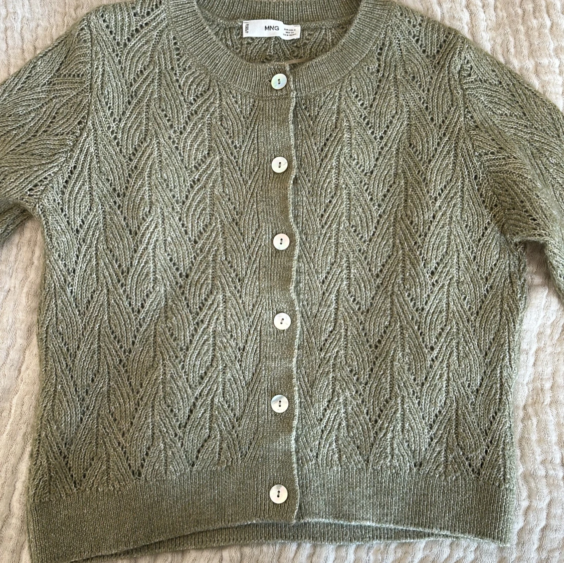 Grön stickad kofta från Mango
