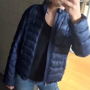 Ralph Lauren jacka - < säljer min jätte fina mörk blåa Ralph Lauren jacka eftersom den är lite för liten. Jag är 167 cm lång. 🩷 Den är i bra skick >