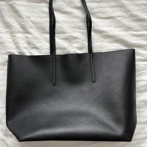 Svart skolväska - Snygg och stilren svart axelväska från Mango. Nästintill oanvänd och passar perfekt till skolan.