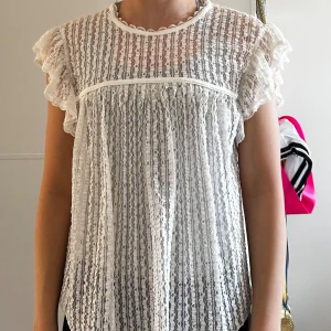 Vit spetsblus med volangdetaljer - Säljer en söt vit spetsblus från Nelly aldrig använd💕 perfekt nu till våren och sommaren 