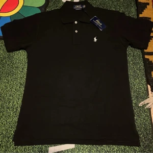 Svart pikétröja från Ralph Lauren - Helt ny och oanvänd 