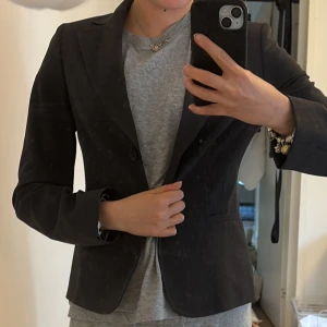 Mörk grå blaser från your face - Blaser med klassisk design. 