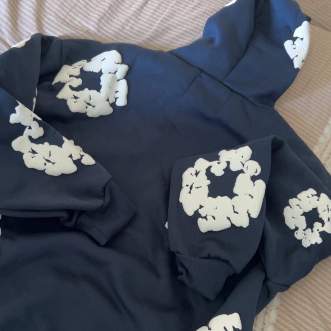 Mörkblå hoodie från Denim Tears - 1