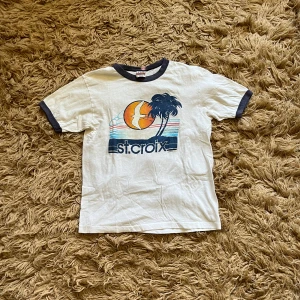 Vit t-shirt - En vit t-shirt med tryck. I fint skick.