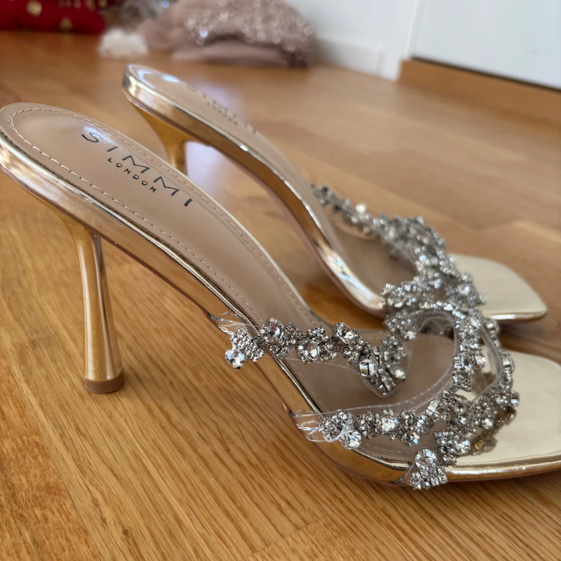 Guldiga klackskor från Simmi London - 3