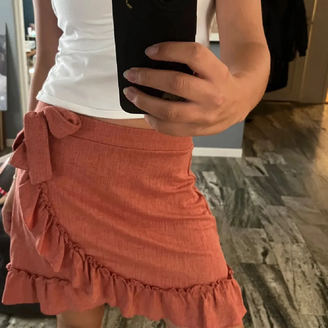 Orange omlottkjol med volang