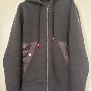 Moncler  - Moncler cardigan. Storlek L. Skick 9/10. Pris 4090kr.