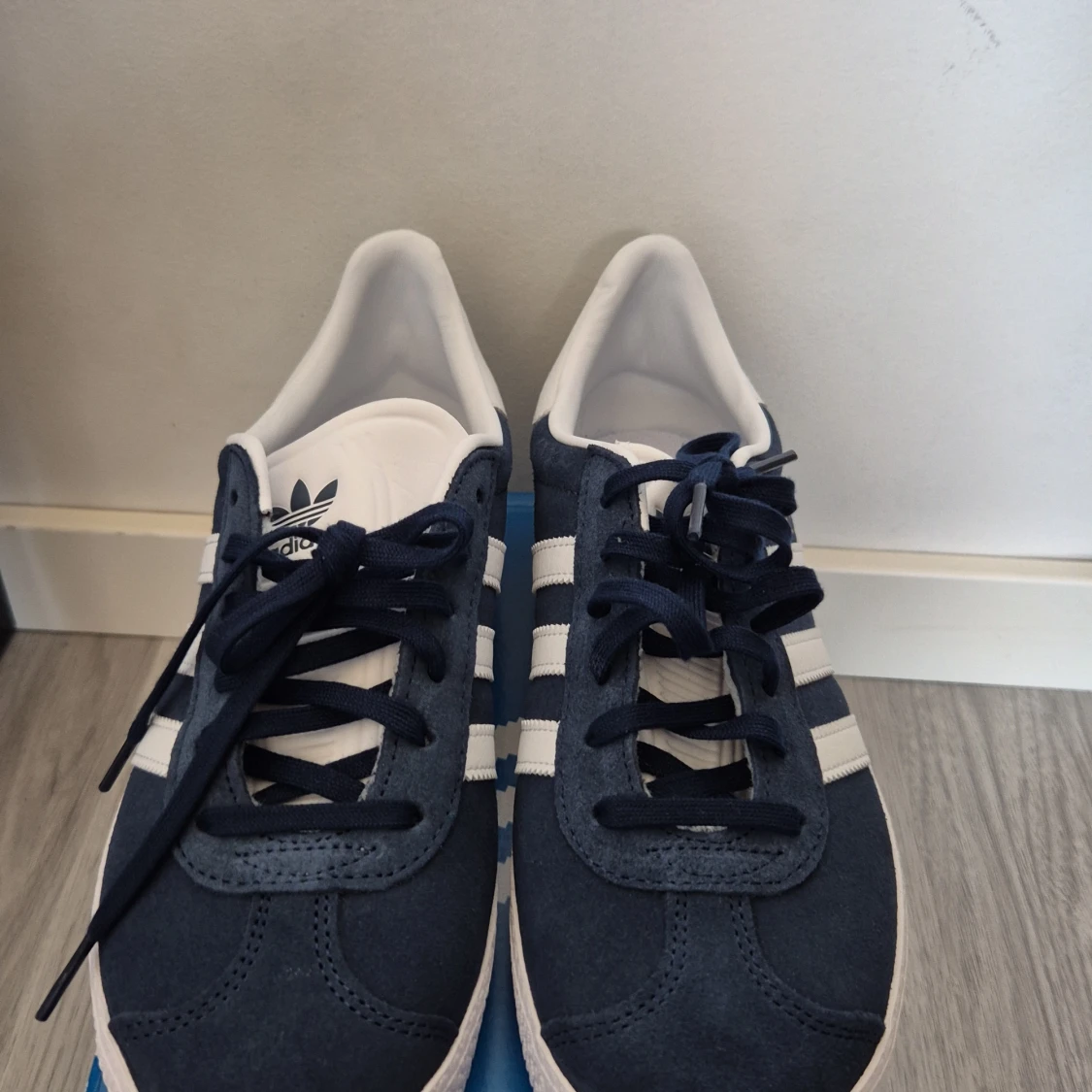 Adidas Gazelle i mörkblå mocka