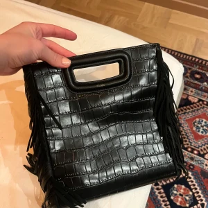 Maje väska - Jättesnygg svart maje väska i croco. Stora modellen. Använd vid några få tillfällen så skicket är jättebra. Långt band medföljer Priset går att diskutera!🩷