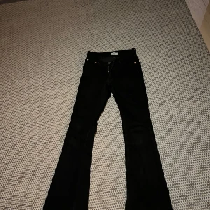 Svarta jeans - Jeans från Gina, storlek xs, lite slitna vid foten 💓💓