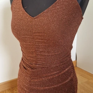 Glittrig brons halter klänning - Fint skick