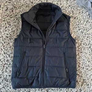 Mörk blå väst - Säljer nu denna riktigt snygga väst i storleken xs i färgen blå. Inte säker på märke men skulle gissa på mango. Säljer för billigt då jag inte vet märke. Hör av er vid frågor eller vid funderingar !!