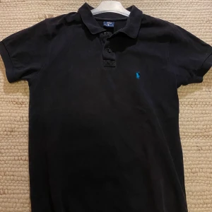  Ralph Lauren pike - Hej! Säljer min snygg svart/mörkblå Ralph lauren pike bra kvalitet och inga defekter. Storlek S, modellen är ca 185. Pris kan diskuteras. 