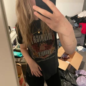 Cool svart/grå t-shirt med tryck  - Säljer en svart/grå t-shirt från Gina. Bara att höra av sig vid frågor 💕
