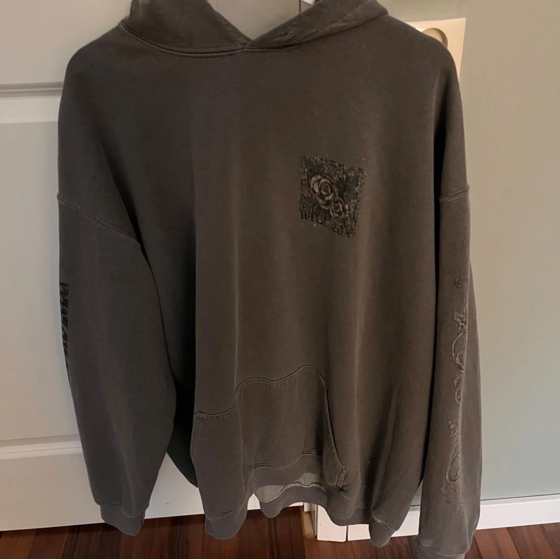 Grå hoodie från Urban Outfitters - 2