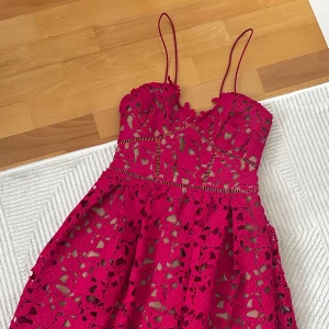 Klänning - Self portrait  - Nyskick med prislappen kvar