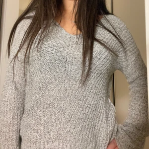 Grå stickad tröja från JDY - Mysig grå stickad tröja från JDY. Perfekt för kyligare dagar med sin bekväma passform och långa ärmar. Enkelt att matcha med olika outfits. 🩶Storlek XS