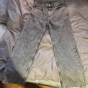 Grå jeansbyxor Weekday - Snygga grå jeansbyxor med en avslappnad passform. De har en klassisk femficksdesign och en rak benstil som ger en cool look. Perfekta för en casual stil.