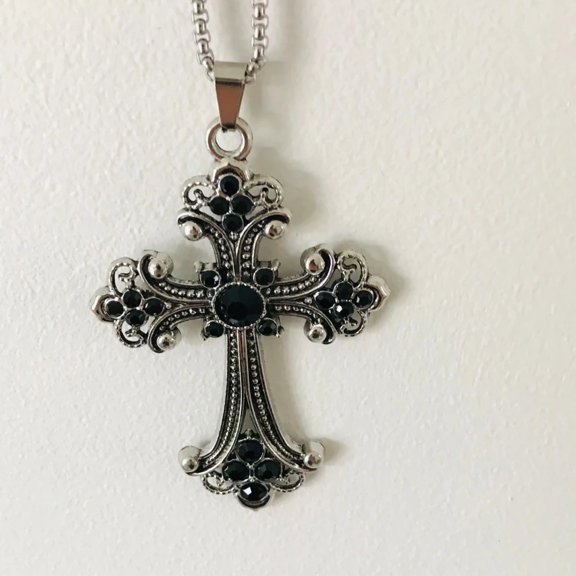 Silverfärgat korshalsband med svarta stenar - 2