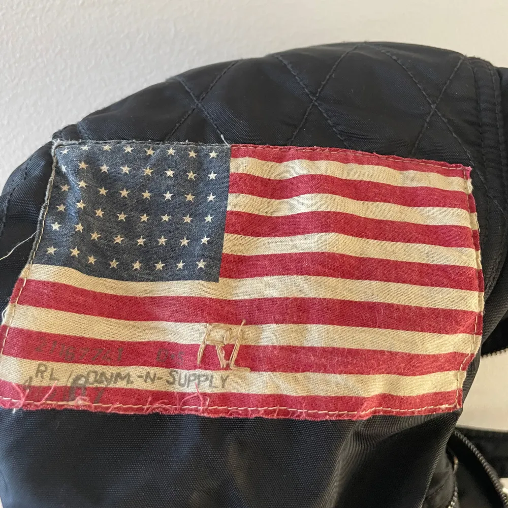 Tja, säljer denna sjukt snygga Ralph Lauren field jacket. Den är i storlek S. Den är i bra skick med inga märkvärdiga defekter. Mörkblå med amerikanska flaggan på höger arm och rl symbol på vänster. Den är perfekt för vårens och sommarns kyligare dagar. Hör av er vid frågor eller funderingar!💫. Takit.