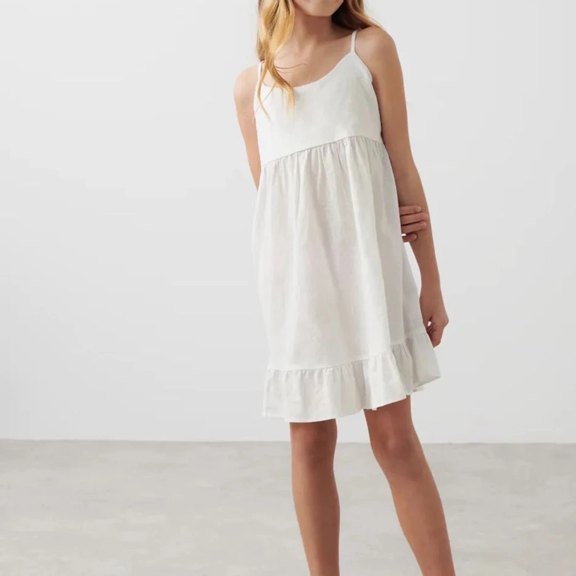 Vit ärmlös klänning med volang