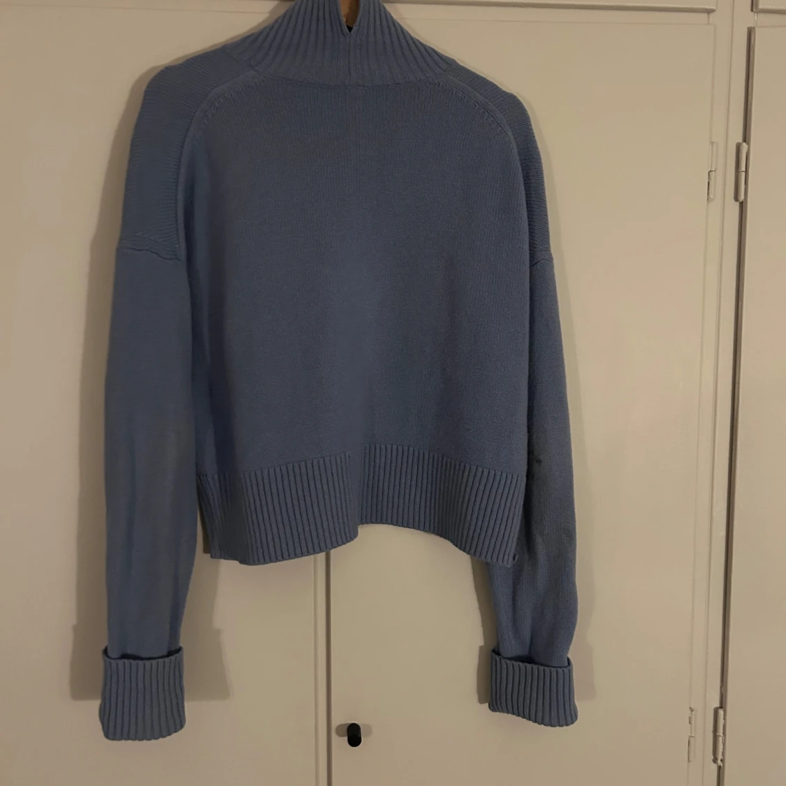 Blå stickad polotröja - 1