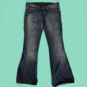 lågmidjade flare jeans wrangler  - lågmidjade jeans från wrangler ❤️köp för 420 vid snabb affär - säljer pga de har blivit för små på mig (inga bilder på tyvärr😕) ingen design på fickorna  *OBS har fixat längden hos skräddaren så de är kortare än när jag köpte dem  || midjemått tvärs över 40, innerbenslängd 74 ||