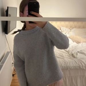 Babyblå stickad tröja från Zara - Så snygg ljusblå stickad tröja från Zara använd 3-5 ggr❤️kan absolut sänka priset skriv privat isf!