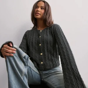 Tröja - Använts en gång och är i mycket bra skick. Säljer pga att den inte kommer till användning 