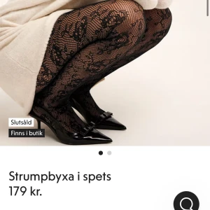 Strumpbyxa i spets - Snygga svarta strumpbyxor med spetsmönster. Oanvända i förpackningen, stl s, från Kappahl 