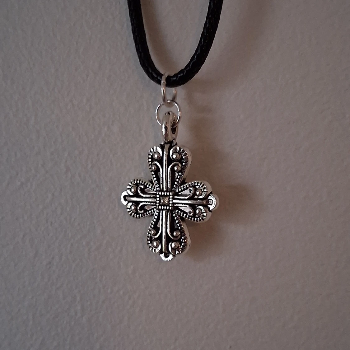 Silverfärgat korshalsband - 1