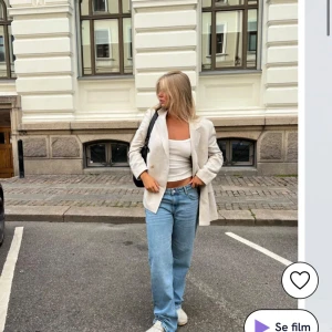 Blåa lågmidjade straight jeans från Nelly - Snygga blåa lågmidjade jeans med en klassisk straight passform från Nelly. Säljer då de tyvärr inte kommer till användning längre. Finns en liten deffekt, se bild 4. 