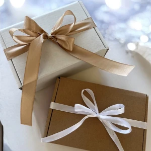 Mysterbox 400 - En Mysterybox med minst 8  nya smycken i rostfritt stål i guld- eller silverfärgad.  Värdet varierar men innehåller alltid ett värde som mer än priset .  Skriv när du köpt om det skall vara guld- eller silverfärgade smycken