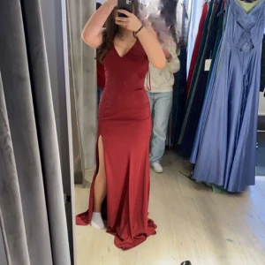 Balklänning vinröd - Balklänning använt en gång, storlek 8 (S). Köpt för 2,4. Pris kan diskuteras. 