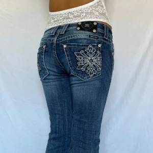 Miss Me Jeans  - Midjemått tvärs över: 39cm Innerbenslängd: 81cm 