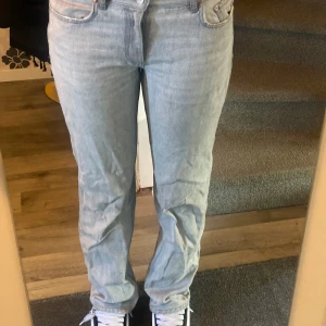 Jeans  - Jag säljer ett par snygga jeans från Gina Tricot och de är raka. Är i storleken 38 och passar bra på mig som 176 cm skulle rekommendera för de som är runt 174 och under!