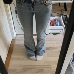 Blå bootcut jeans - Snygga blå bootcut lågmidjade jeans med klassisk femficksdesign. Byxorna är från weekday och är 35 i midjemått och 80 i innerbenslängden. Kostar 600kr i nypris och har lite slitningar vid hälen som inte syns särskilt mycket💕