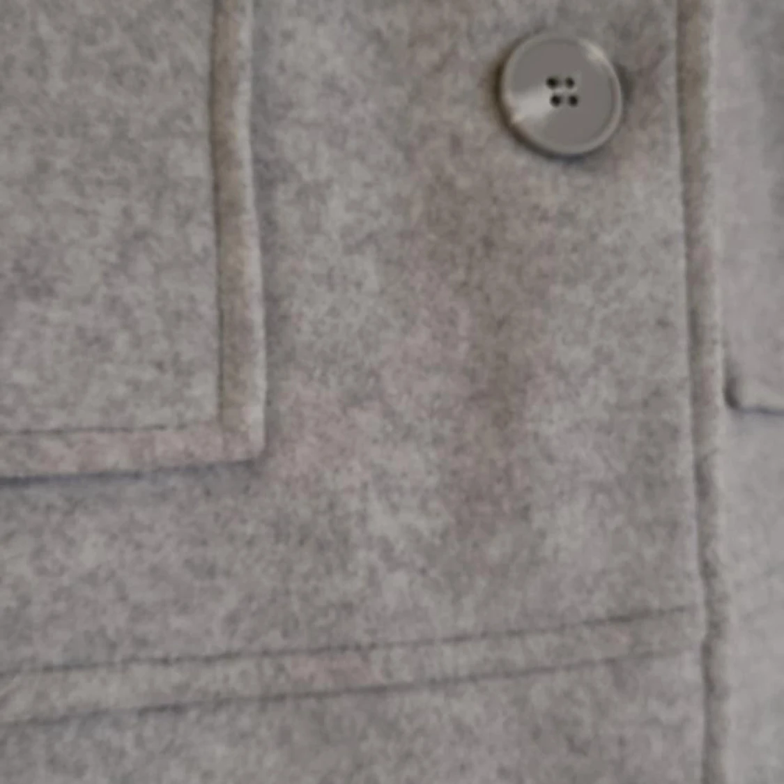 Grå kappa med knappar - 1