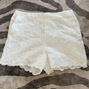Vita spets shorts från Zara - Snygga vita spets shorts från Zara.🌸