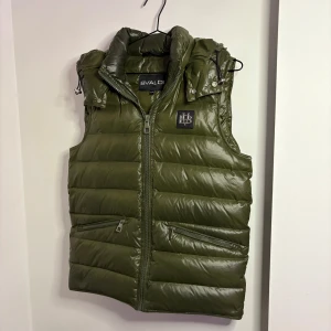Bvaldi väst - Skön väst från Bvaldi i grön, XXS. Den passar som en XS. Endast nån repa på framsidan, se på sista bilden. Annars är den mycket bra skick. Skriv Dm vid frågor eller diskution om pris. ( Köpte denna av tiktokaren Alle) nypris på 1700