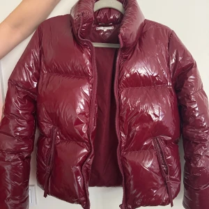 Tommy Hilfiger jacka - Tommy Hilfiger jacka i storlek Xs. Väldigt fin, slutsåld på hemsidan och mycket populär. Inga defekter