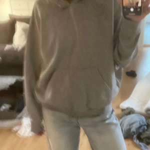 Grå hoodie från Weekday - Säljer en grå hoodie från Weekday i storlek M. Den är perfekt för en avslappnad stil med sin mjuka och bekväma passform. Hoodien har en klassisk design med långa ärmar och en rymlig huva.