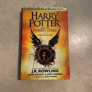 Harry Potter and the Cursed Child: Special Rehearsal Edition Script - Säljer 'Harry Potter and the Cursed Child: Special Rehearsal Edition Script'. Boken innehåller del ett och två av pjäsen, baserad på en originalberättelse av J.K. Rowling, John Tiffany och Jack Thorne. Perfekt för Harry Potter-fans som vill uppleva magin på scenen.