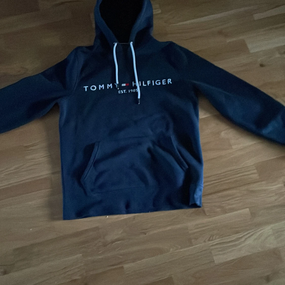 Mörkblå hoodie från Tommy Hilfiger
