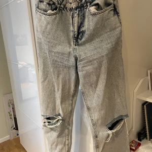 Jeans - Ljusa jeans med hål vid båda knänen från NAKD. Sitter väldigt fint, men för små för mig. Använd endast ett fåtal gånger.  