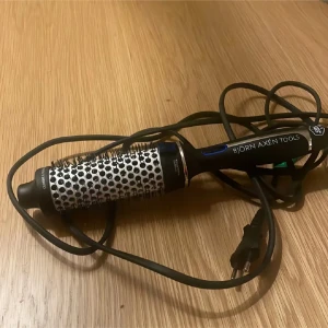 Björn Axén Tools varmluftsborste - Säljer en Björn Axén Tools varmluftsborste med svart handtag och silverfärgad borste. Perfekt för att styla håret med volym och glans. Den har en sladd för enkel användning och är idealisk för daglig hårvård. Kartongen finns ej kvar❤️ obs Endast med swish betalning med spårbart frakt 58kr❤️