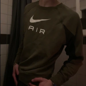 Nike Tröja - Riktigt najs sweater från Nike, endast använd ett fåtal gånger, storlek M, i nyskick, nypris 899 mitt pris 450 Modell: 186cm 70kg