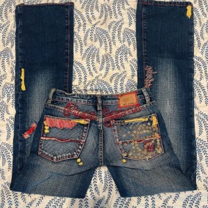 Jeans med broderade detaljer från Pepe Jeans - Bootcut jeans med unika detaljer. Aldrig använda då dom inte passar mig. Hör av er vid frågor!
