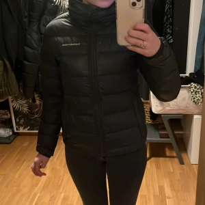 Svart dunjacka från Peak Performance - Säljer en svart dunjacka från Peak Performance, då jag aldrig använder den längre. Den är ganska välanvänd men har inga hål vad jag kan se. Inga defekter förutom lite smink uppe vid kanten. Men fungerar super bra och annars i bra skick!🥰kan sälja billigare vid smidig och snabb affär!