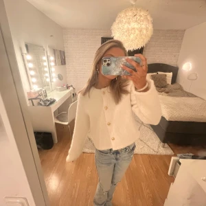 Vit kofta med knappar - Mysig vit kofta med knappar framtill. Aldrig använd enbart testad!! Där av smink fläckar på insidan men som verkligen inte syns och säkert går bort i tvätten💕